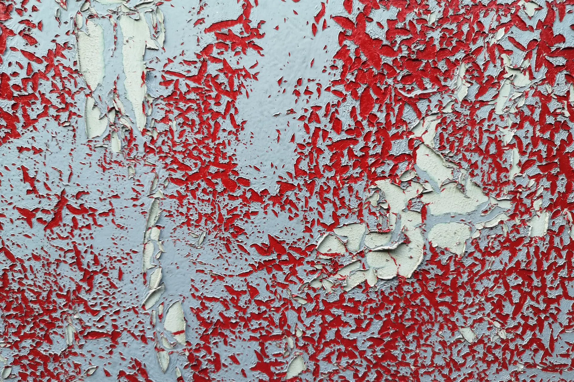 Antes: Pintura roja desconchada y levantada