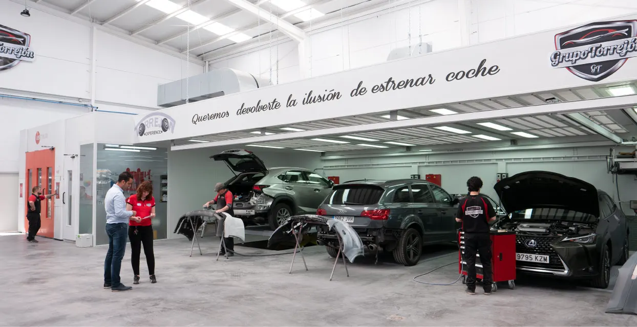 Taller con cabinas de pintura al fondo