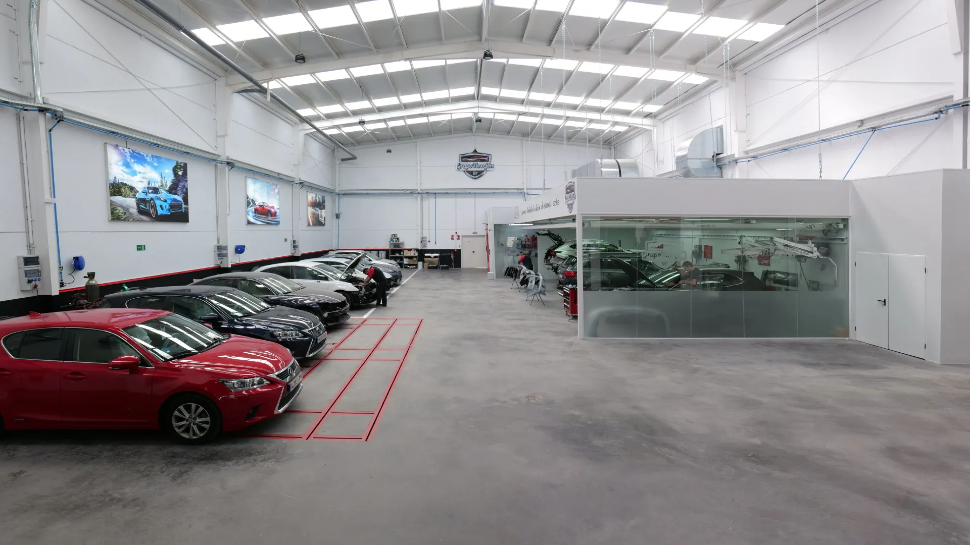 Nave de taller con vehículos en reparación
